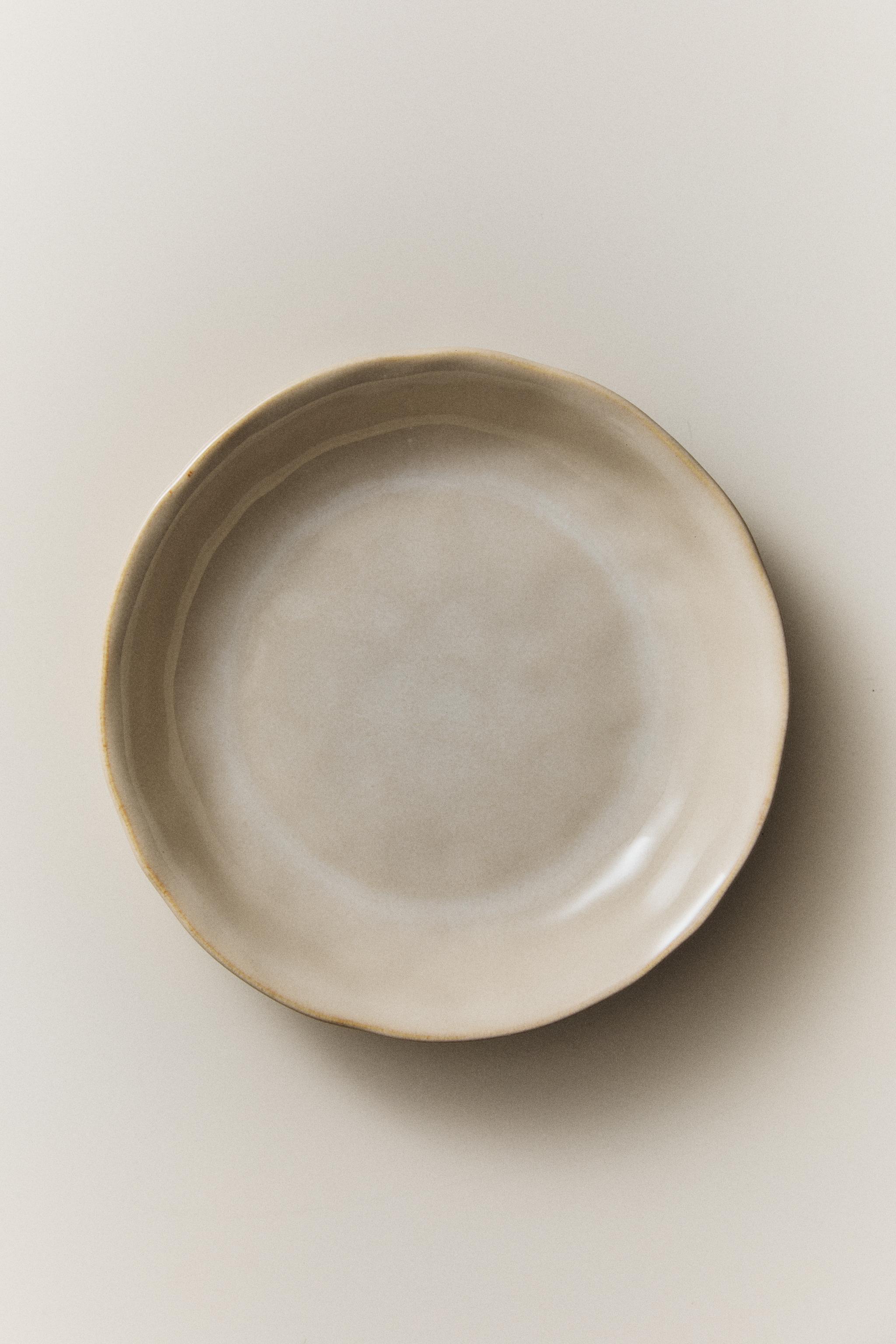 STONEWARE SOUP PLATE WITH IRREGULAR EDGE